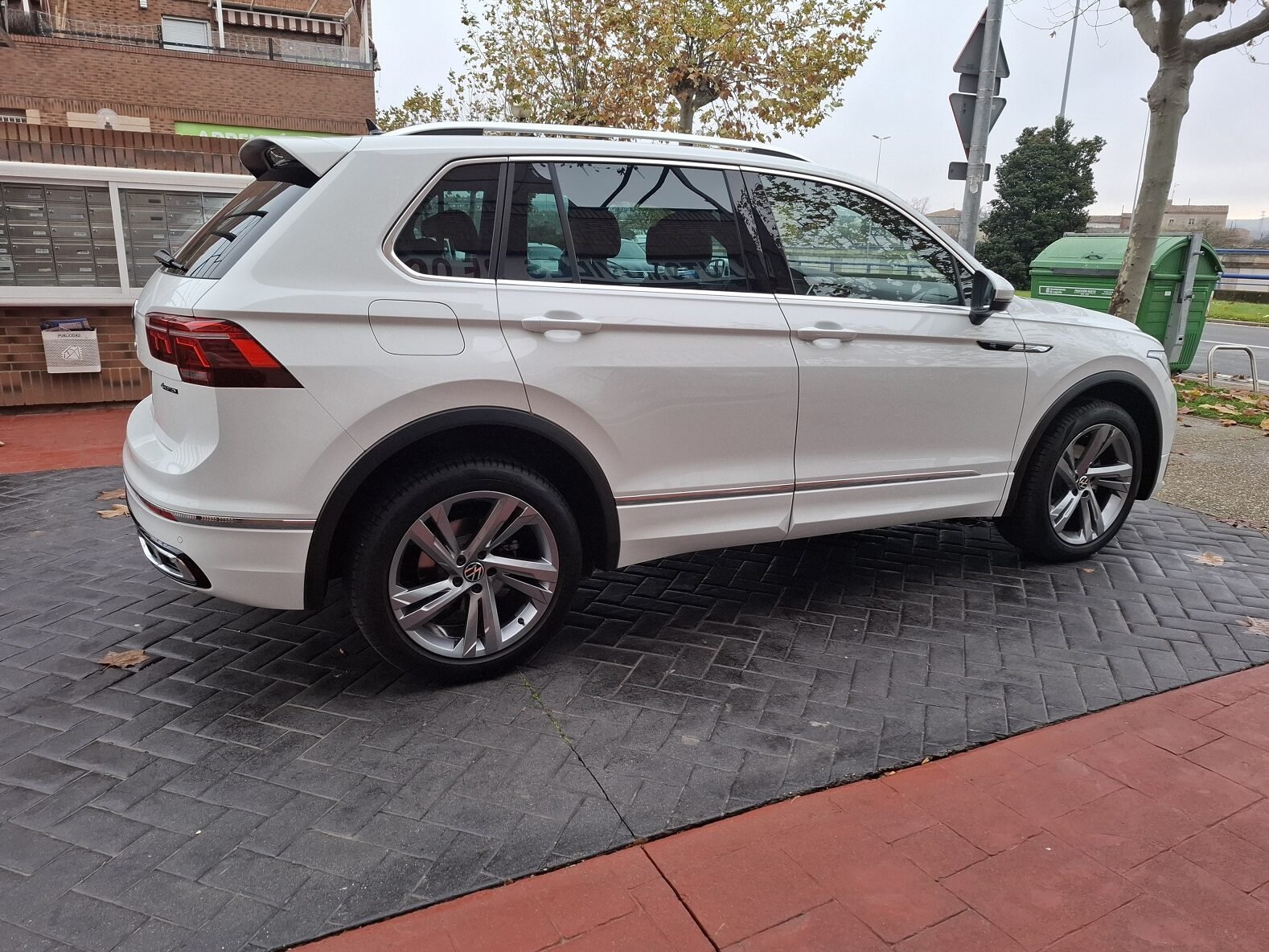 VOLKSWAGEN Tiguan R Line 4 Motion DSG